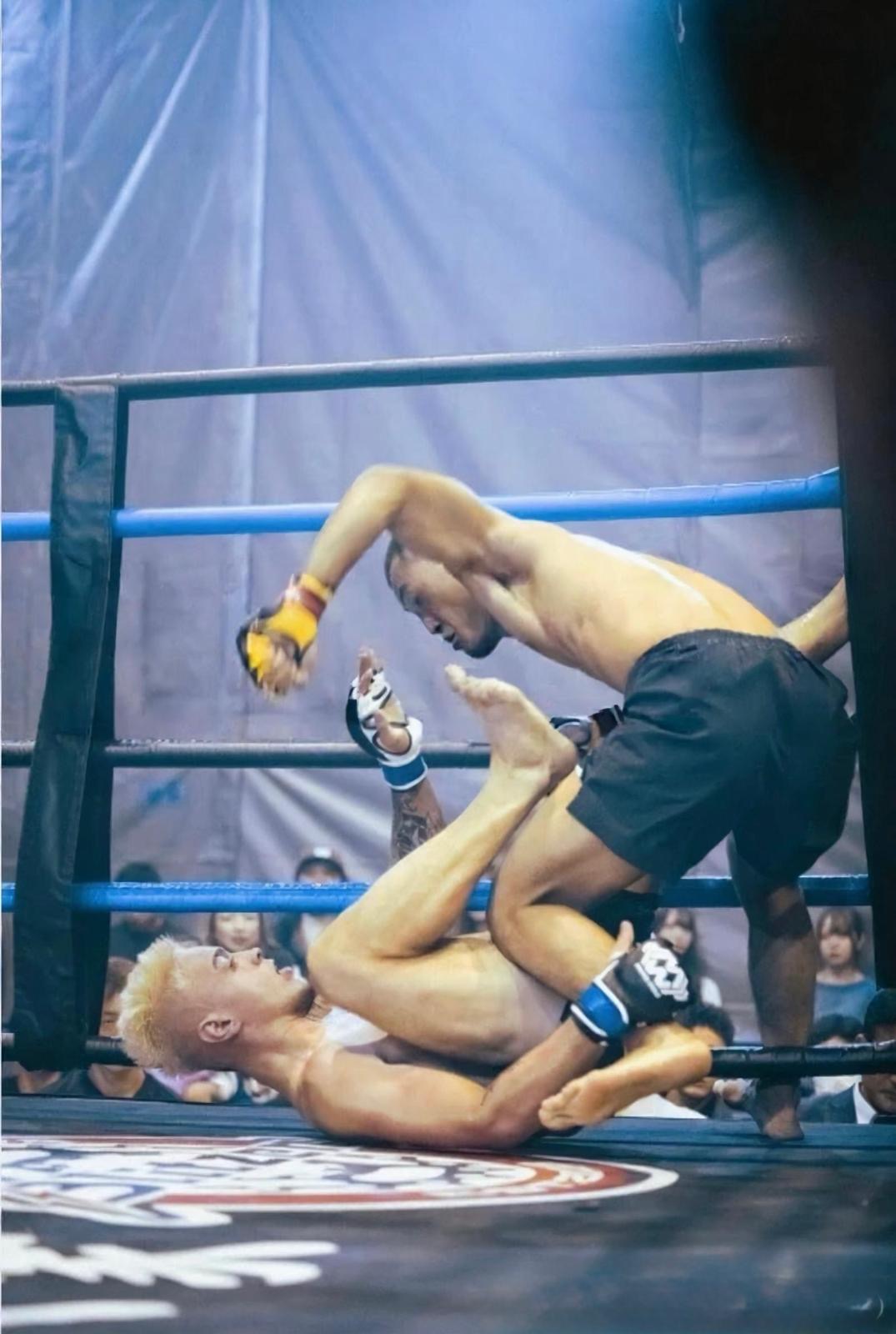 MMAの試合で戦うレアンデル・デ・ソウザ